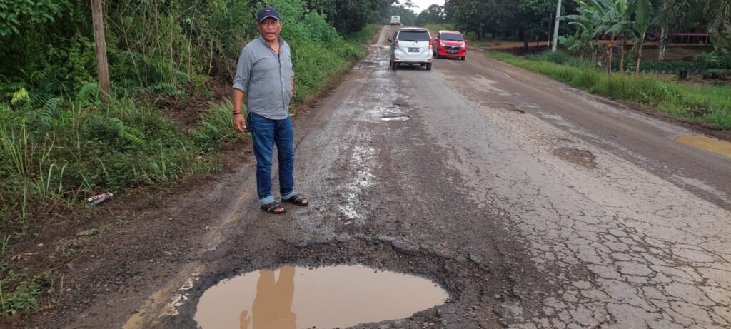 Jalan Rusak Dan Berlubang Akibat Dari Aktivitas Truck Muatan Besar