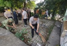 Wujudkan Lingkungan Bersih dan Nyaman, Polsek Tambora bersama Tiga Pilar Gelar Kerja Bakti Massal