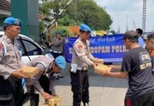 Jumat Berkah dipelabuhan Tanjung Priok : Wujud Kepedulian Polri Pererat Silaturahmi dengan Masyarakat