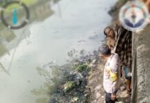 Bhabinkamtibmas Krendang Gerak Cepat Tangani Warga Jatuh ke Kali