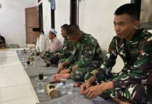 Kodim 0621/Bogor Hangatkan Rohani, Satgas TMMD Berbaur dalam Pengajian di Kampung Tegalega Berbagi Keberkahan Dengan Buah Surga