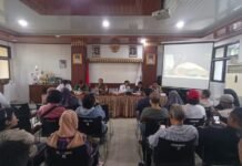 Bhabinkamtibmas Jelambar Hadiri Sosialisasi Gerakan Peduli Lingkungan di Aula Kelurahan