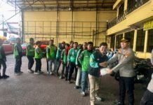 Jumat Peduli, Polsek Metro Tamansari Bagikan Beras kepada Anggota Sabuk Kamtibmas
